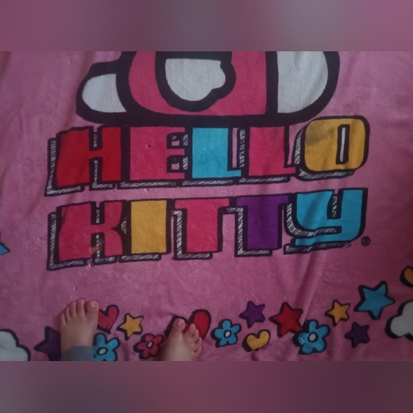 Hello kitty warm and cozy blanket - Picture 3 of 16